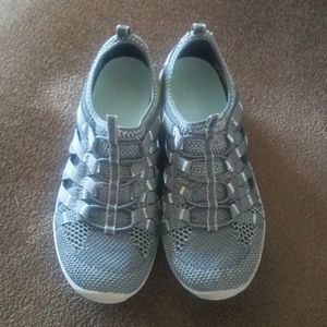 Like new Skechers wet/dry sneaker